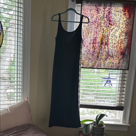 Elegant Black Sleeveless Dress - Picture 1 of 2